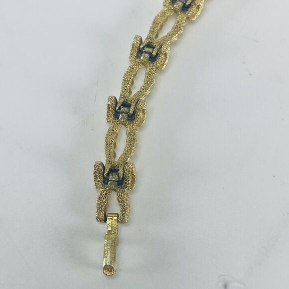 Crown Trifari Signed Bracelet Gold Tone Nugget Rope White Faux Pearl Link VTG 7" - Picture 12 of 16